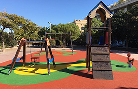 Mantenimiento renueva el suelo especial de los juegos infantiles de la plaza Padre Jaime 