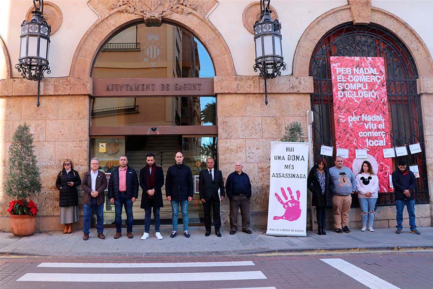 Sagunto guarda un minuto de silencio en señal de condena y repulsa por el presunto asesinato machista perpetrado en Santa Perpetua de la Mogoda (Barcelona)
