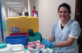 El alumnado de limpieza hospitalaria del proyecto T´Acompanyem realiza las prácticas no laborales