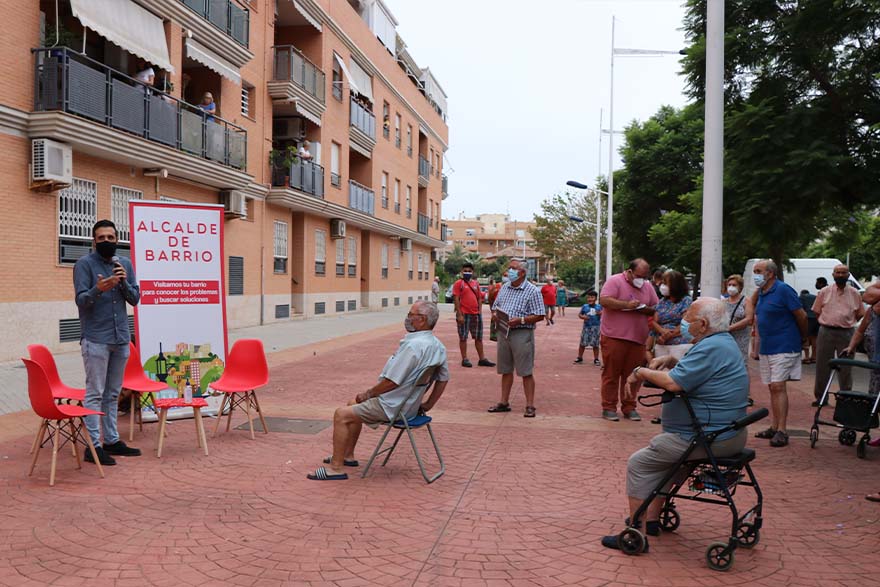 La nueva iniciativa Alcalde de Barrio se estrenó ayer en el barrio ‘Los Ríos’ 