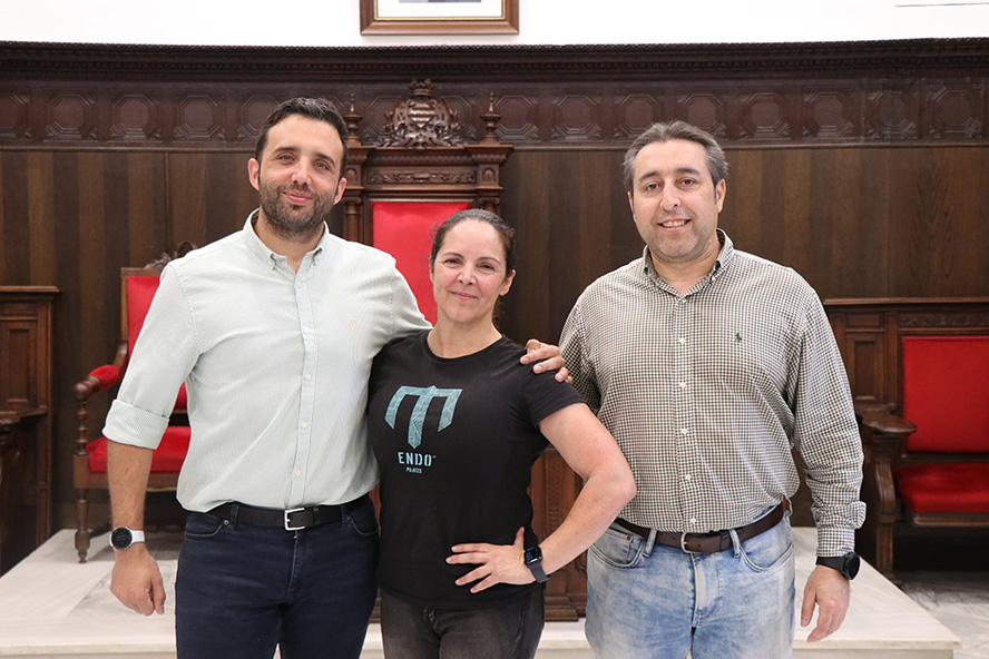 El Ayuntamiento de Sagunto recibe a la campeona de Europa de Fuerza y Resistencia de press de banca, Mariola Corega