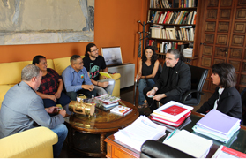 El alcalde y el concejal de Cooperación Internacional se reúnen con representantes de una cooperativa cacaotera de República Dominicana