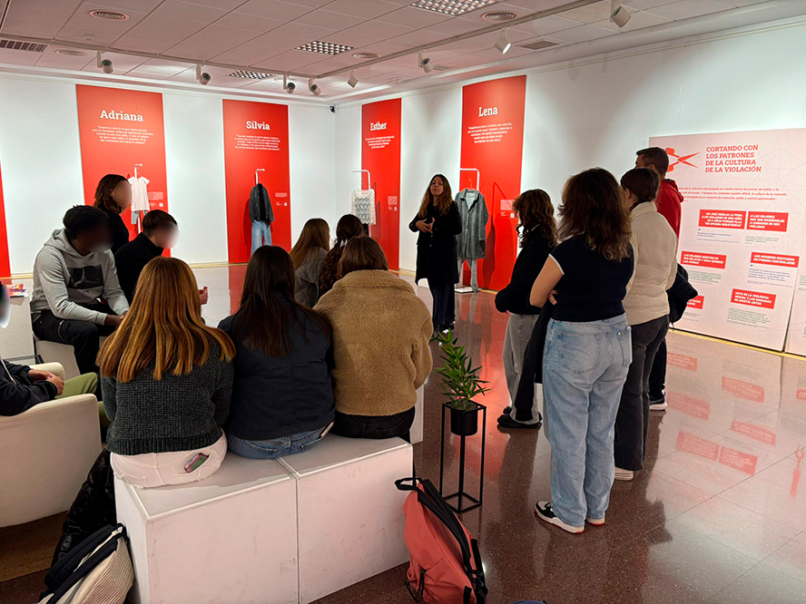 Igualdad hace reflexionar a más de 400 jóvenes con visitas a la exposición '¿Qué llevabas puesto?'
