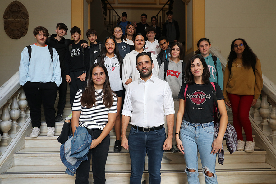 Los alumnos y las alumnas del IES Clot del Moro visitan el Ayuntamiento de Sagunto