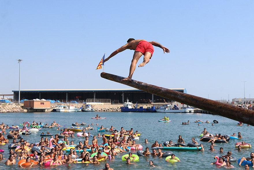 Puerto de Sagunto encara el último día de sus fiestas patronales con las tradicionales cucañas