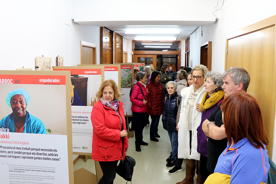 La exposición 'Empoderades. Dones del Comerç Just' se abre al público con una cata de productos