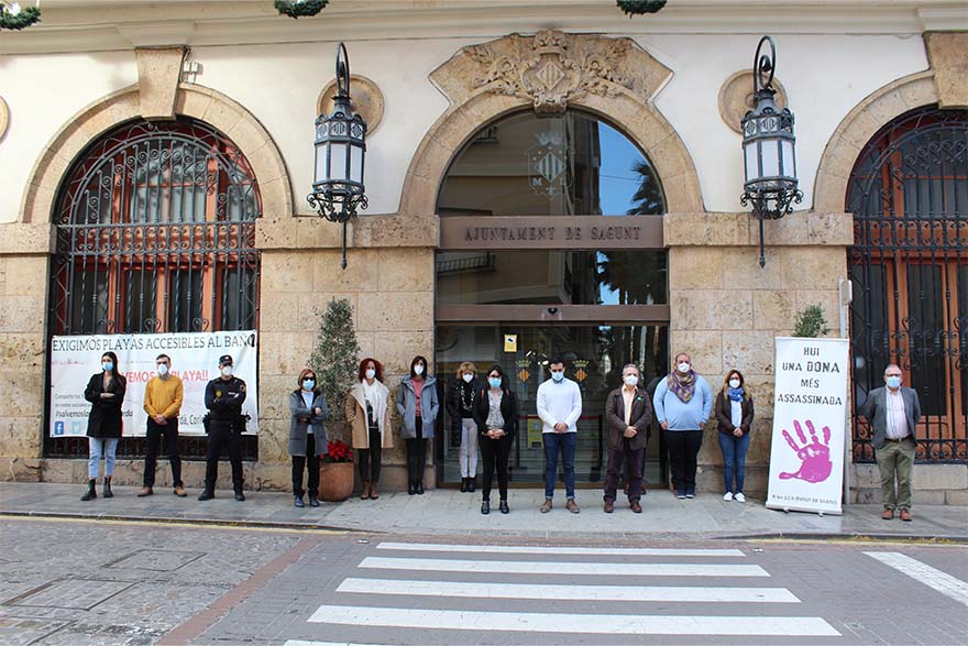 Sagunto guarda un minuto de silencio en señal de condena y repulsa por el presunto asesinato machista perpetrado en Elche 