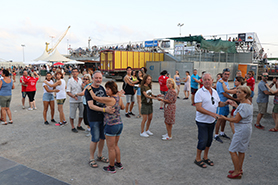 Buena acogida a la primera sesión de clases de bailes de salón en el recinto ferial