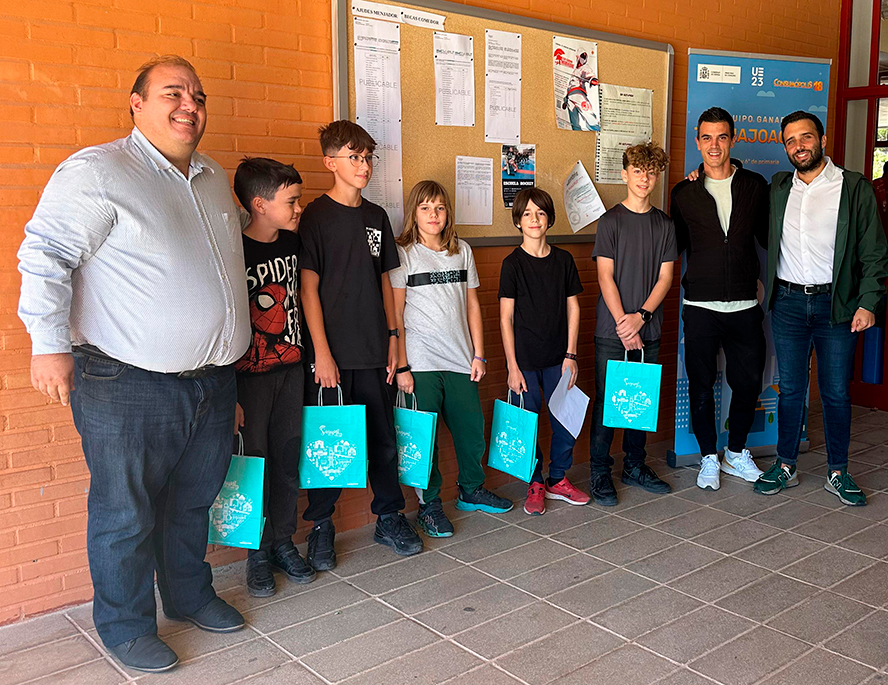 El alcalde de Sagunto felicita al alumnado del CEIP Vilamar como ganadores del premio Consumópolis