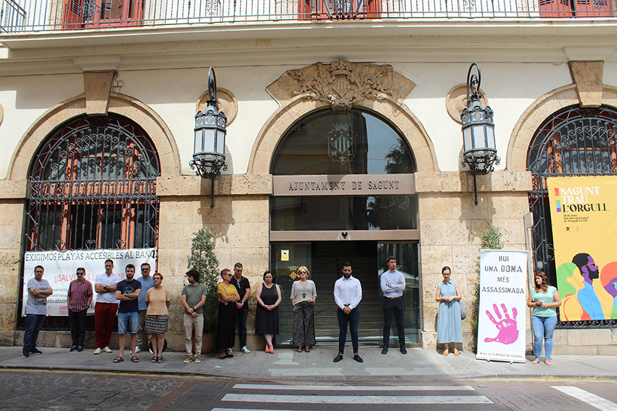 Sagunto guarda un minuto de silencio en señal de condena y repulsa por los presuntos asesinatos machistas en Antella y Logroño