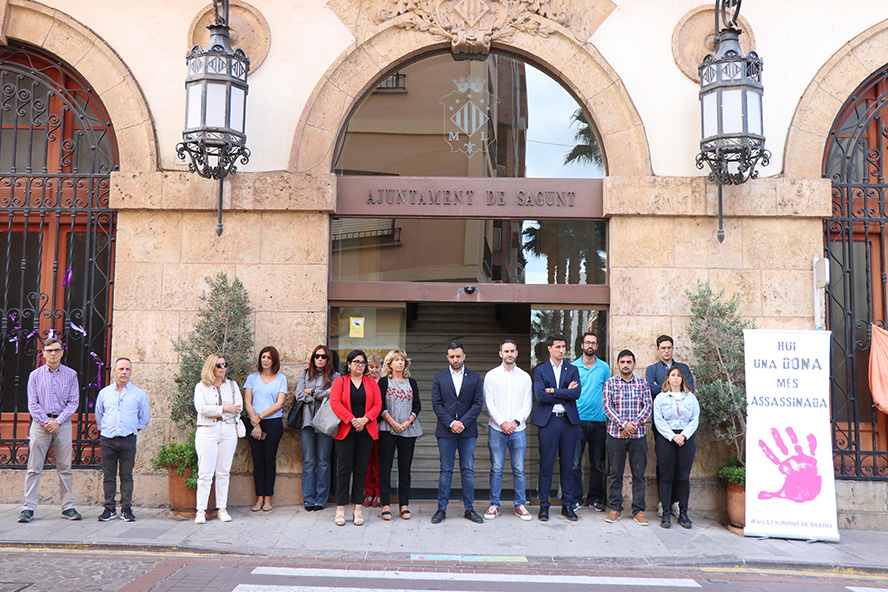 Sagunto guarda un minuto de silencio por el presunto asesinato machista ocurrido en Segovia