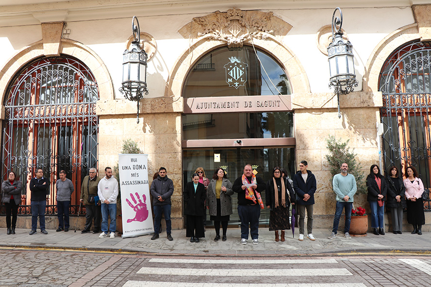 Silencio a las puertas de los edificios municipales por los presuntos asesinatos machistas perpetrados en Burgos y las Islas Baleares