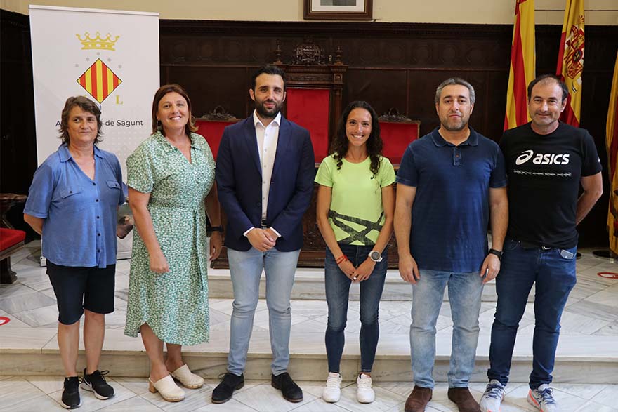 El Ayuntamiento de Sagunto recibe a la atleta local Laura Méndez como reconocimiento a sus recientes éxitos deportivos