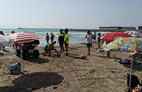 Los socorristas y el dron rescatan a dos grupos de bañistas en dos actuaciones 