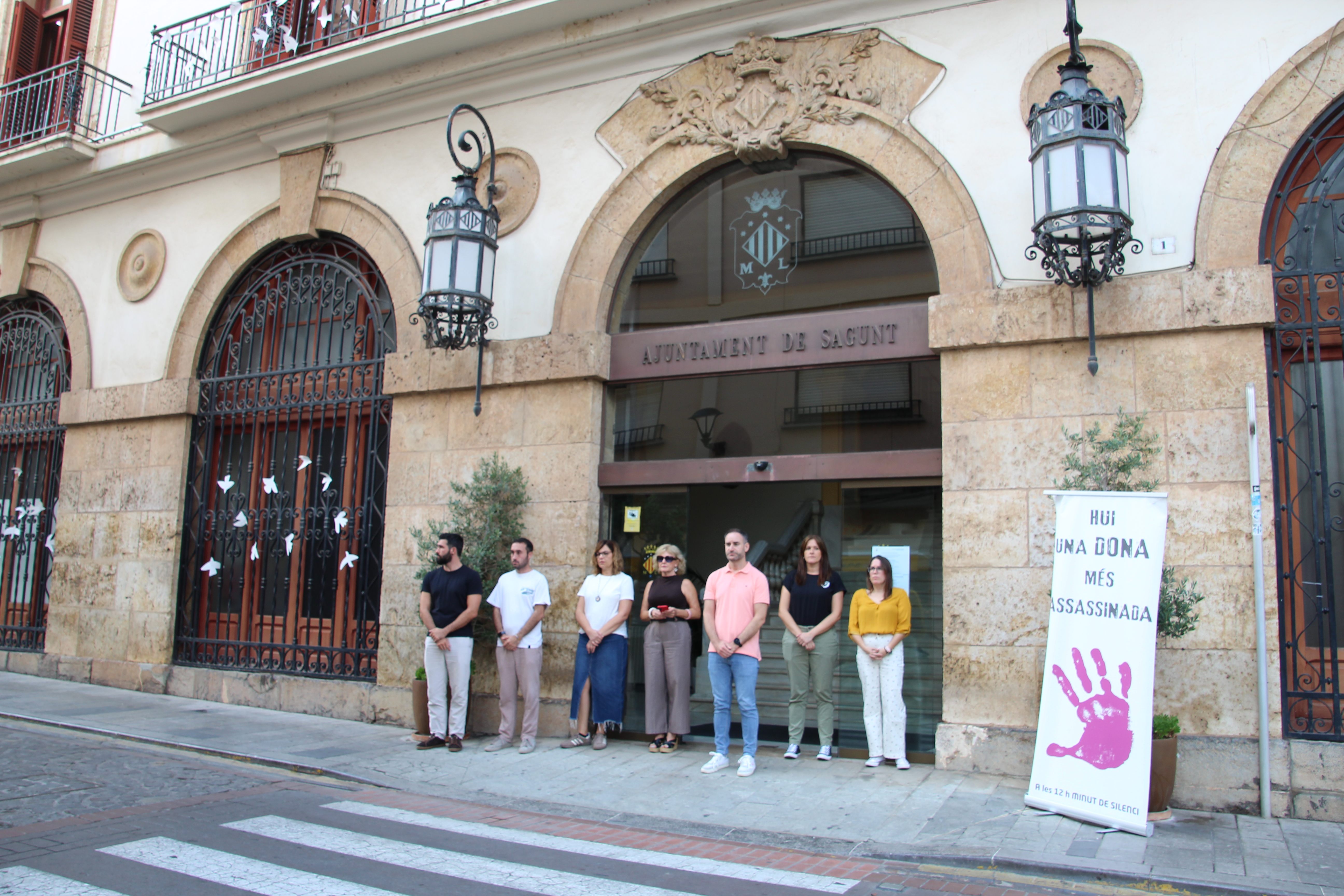 Silenci a les portes dels edificis municipals pel presumpte assassinat masclista perpetrat a Conca