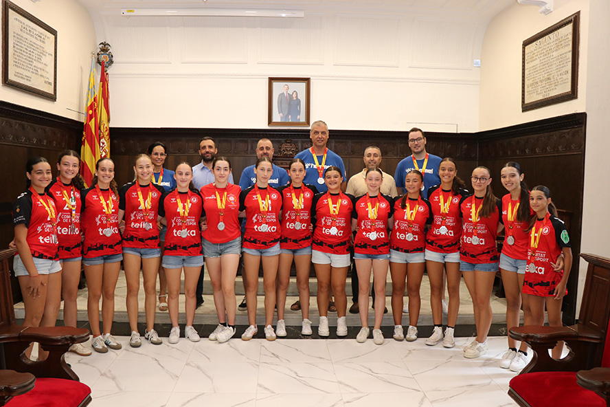 El equipo infantil del BM Morvedre recibe el reconocimiento municipal por su subcampeonato de España