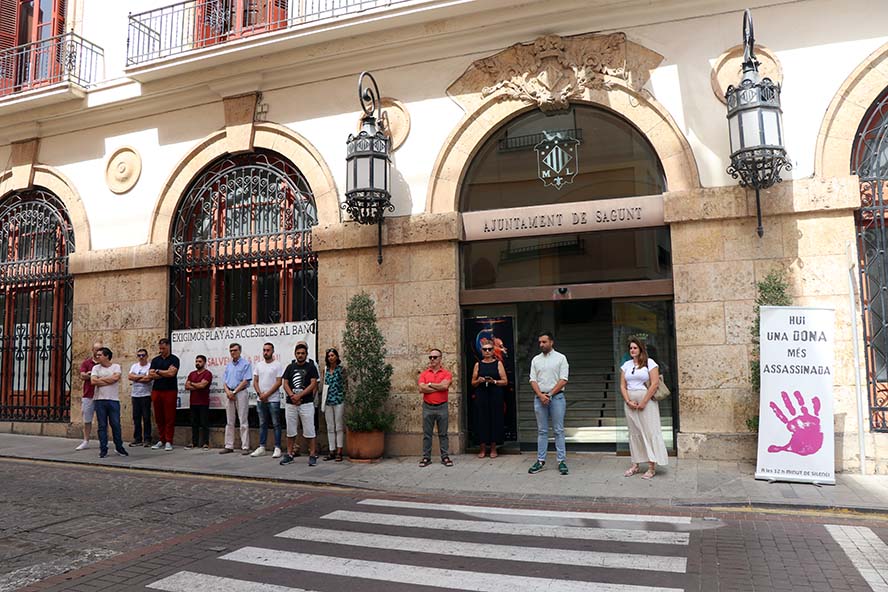 Sagunto guarda un minuto de silencio en señal de condena y repulsa por el presunto asesinato machista perpetrado en Almería 