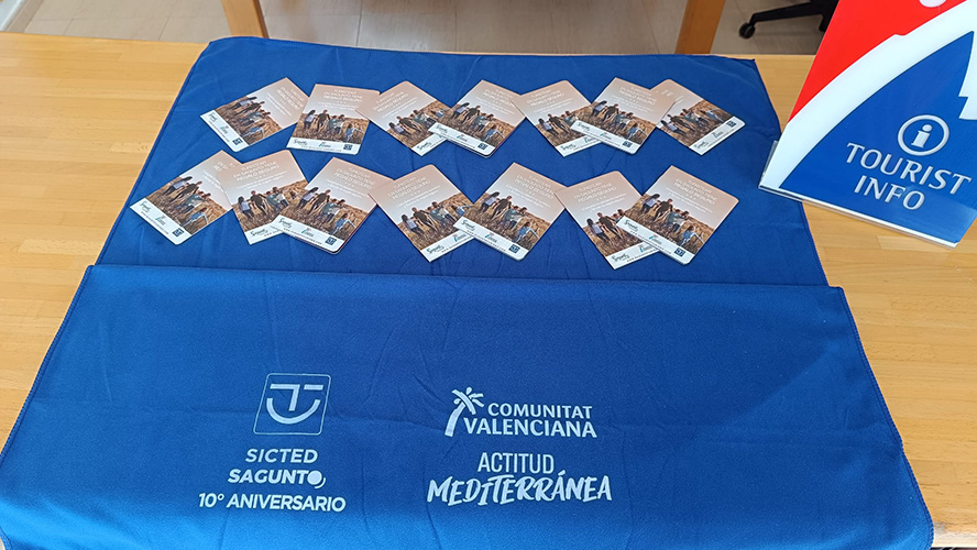 La campaña que celebra el décimo aniversario SICTED SAGUNTO llena de toallas azules las playas de Sagunto