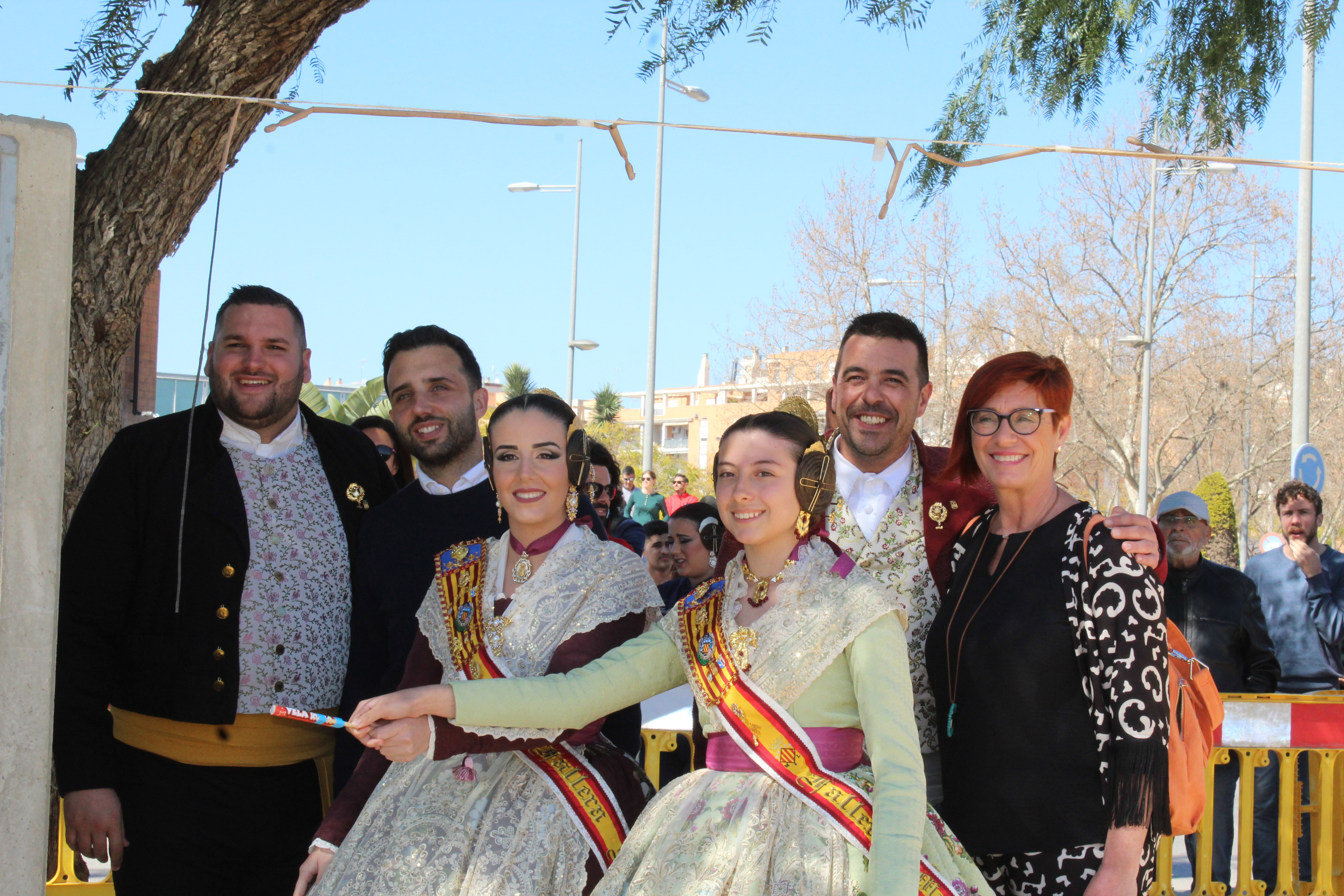 Las falleras mayores disparan la mascletà en Sagunt