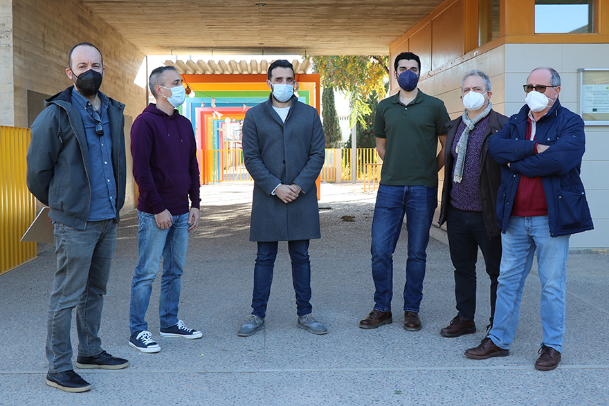 Avanzan según lo previsto los trabajos de instalación de placas fotovoltaicas de autoabastecimiento eléctrico en los colegios Maestro Tarrazona y Ausiàs March