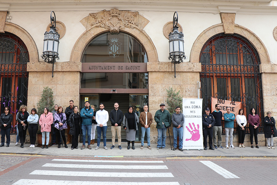 Silencio a las puertas de los edificios municipales por el presunto asesinato machista ocurrido en Estepa