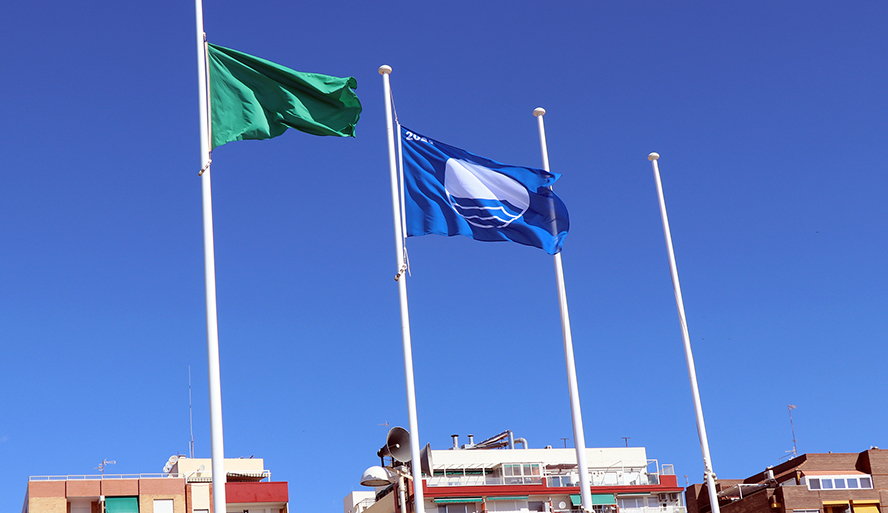 Las playas de Puerto de Sagunto, Corinto y Almardá renuevan un año más su Bandera Azul