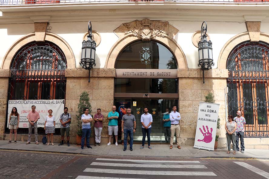 Sagunto guarda un minuto de silencio en señal de condena y repulsa por los presuntos asesinatos machistas en Córdoba y Santa Cruz