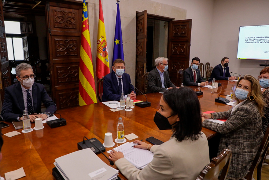 El alcalde de Sagunto plantea la llegada del tren a Puerto de Sagunto y que se mitigue el impacto de la red ferroviaria en la ciudad 