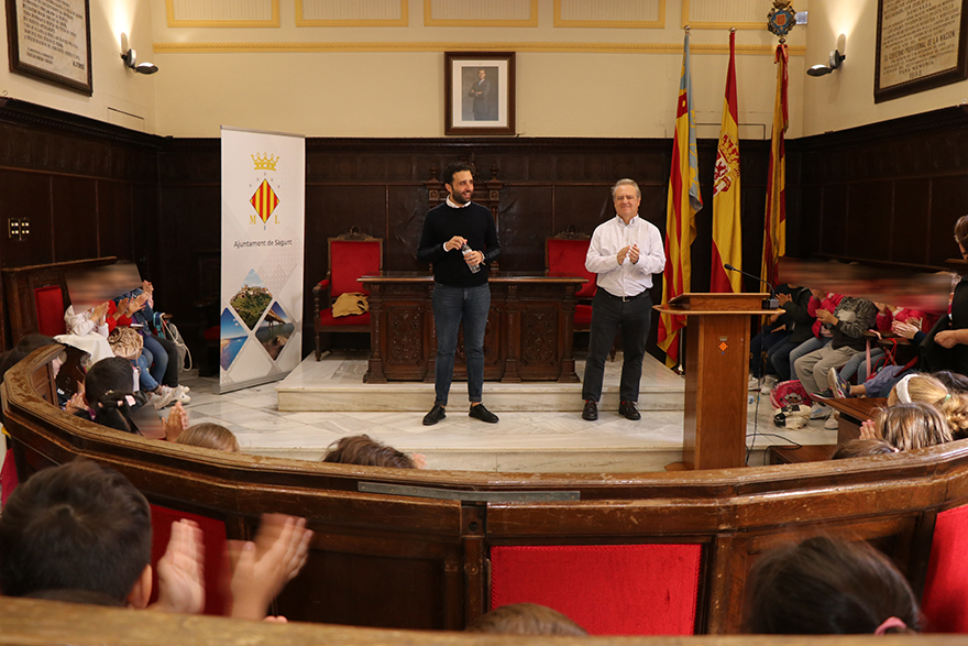 El Ayuntamiento de Sagunto recibe a un grupo de escolares del CEIP Montíber