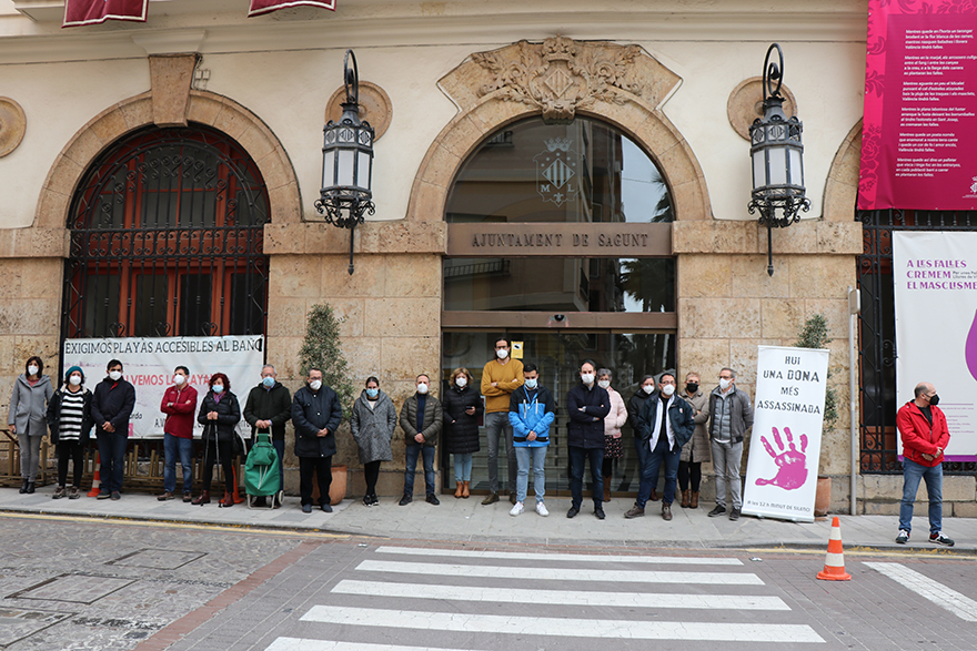 Sagunto guarda un minuto de silencio en señal de condena y repulsa por el presunto asesinato machista perpetrado en Ceuta