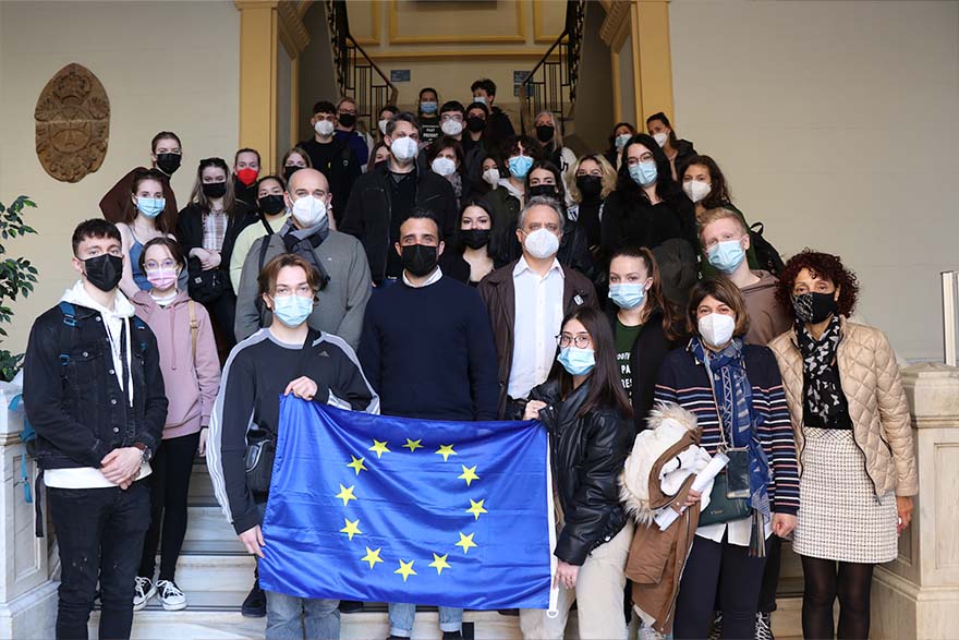 El Ayuntamiento de Sagunto recibe al alumnado y profesorado del programa Erasmus+ del IES Clot del Moro