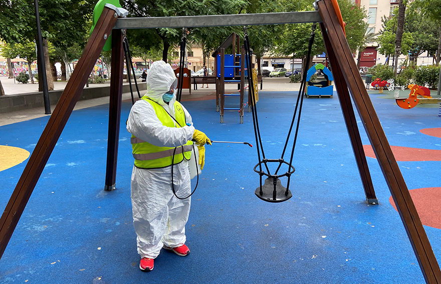 Continúan los trabajos de desinfección de parques infantiles e instalaciones biosaludables 