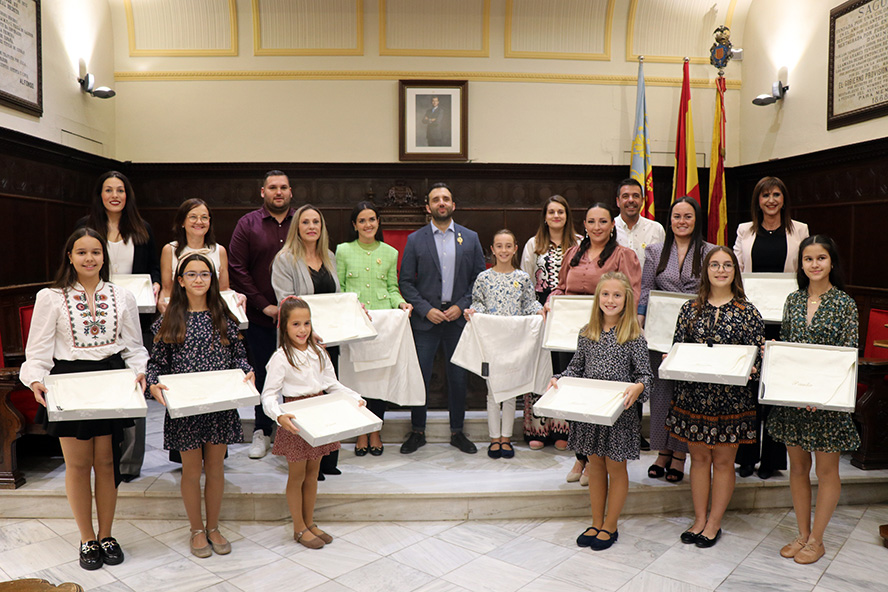 El Ayuntamiento entrega los mantones bordados a las Falleras Mayores de la FJFS