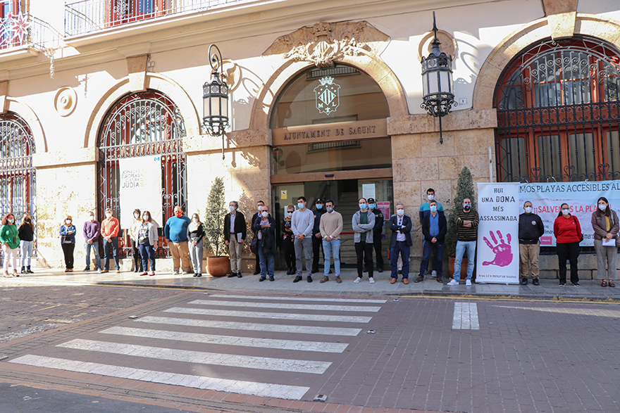 Sagunto guarda un minuto de silencio en señal de condena y repulsa por el presunto asesinato machista ocurrido en Sabadell