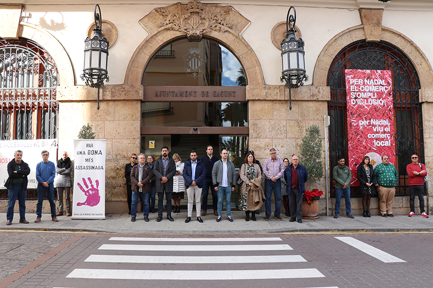 Sagunto guarda un minuto de silencio en señal de condena y repulsa por los presuntos asesinatos machistas perpetrados en Lleida, Sevilla y Zaragoza
