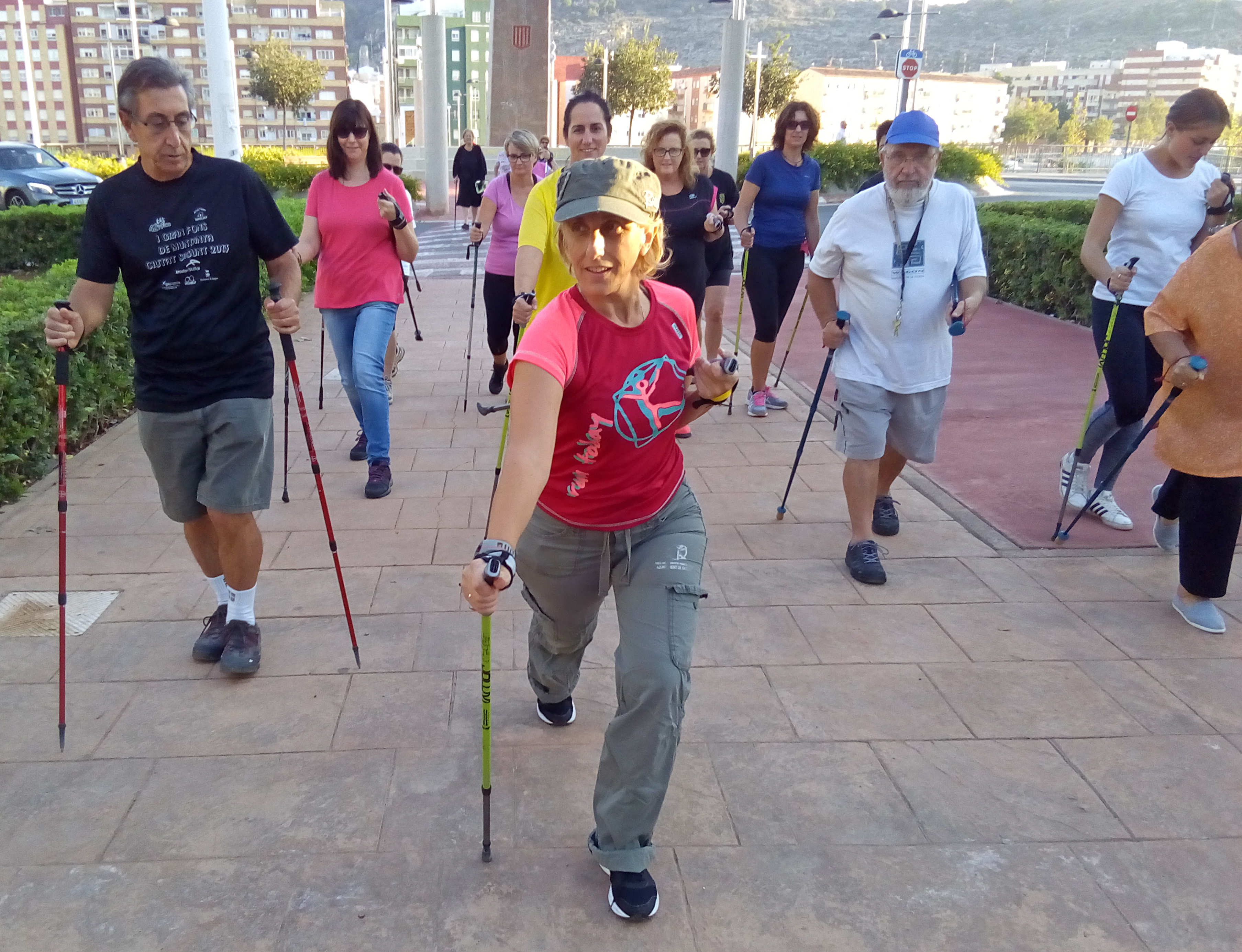 El taller de marcha nórdica de la delegación de Deportes reúne a alrededor de veinte personas