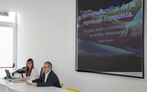 El alcalde asiste a la conferencia de Helena Villasante presentada por el concejal de Cultura