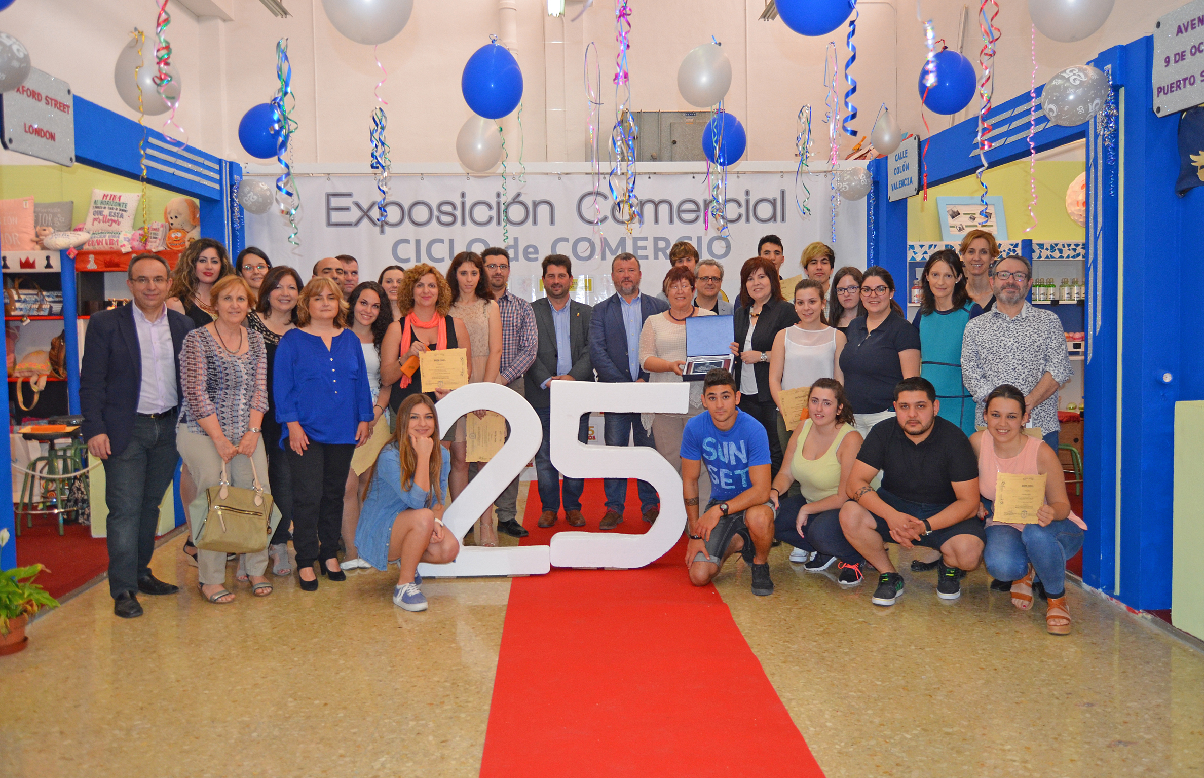 L'Ajuntament de Sagunt lliura a l'IES Jorge Juan una placa commemorativa del 25 aniversari de la seua mostra comercial