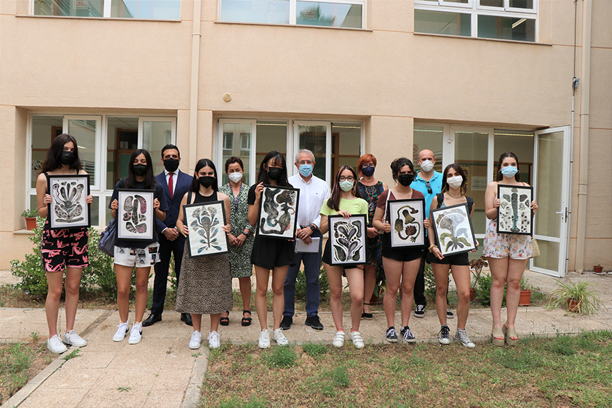 El alumnado del IES Clot del Moro hace una donación de obras de arte al Hospital de Sagunto