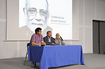 L'alcalde i el regidor de Joventut assisteixen a la xarrada d'Arcadi Oliveres