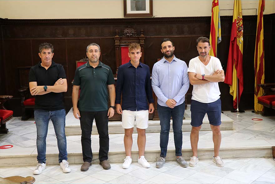 El Ayuntamiento de Sagunto recibe a Hugo Caparrós como reconocimiento a sus recientes éxitos deportivos en el pádel