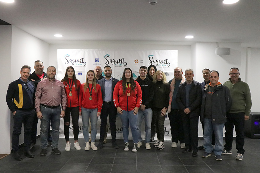 El Ayuntamiento recibe a los clubes Balonmano Morvedre y Fertiberia BM Puerto Sagunto por sus medallas en el campeonato de España de selecciones