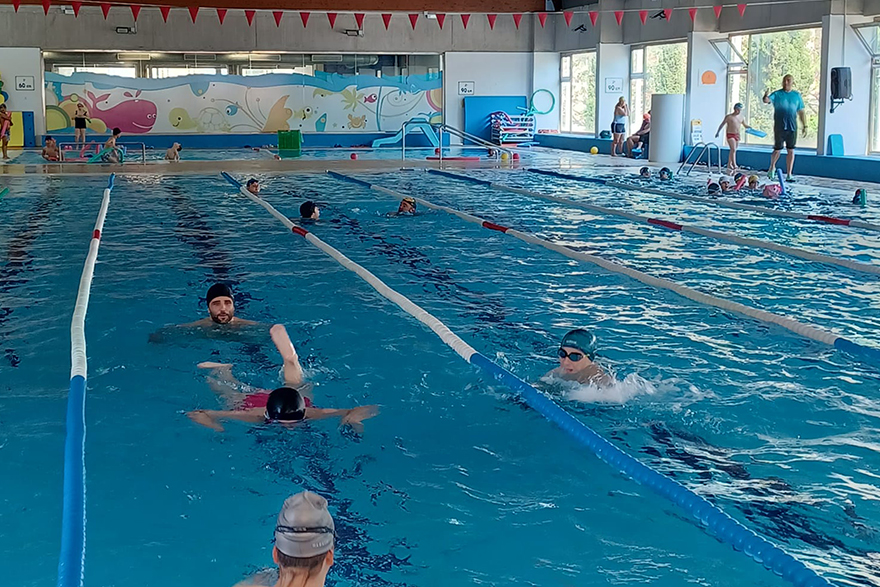 El alcalde y dos concejales visitan a los niños y niñas del municipio que participan en el 'Projecte Blau'