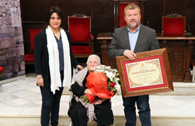 Antonia Pérez Hernández, con 106 años, recibe un homenaje en el Ayuntamiento de Sagunto