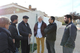 El concejal de Sanidad se reúne con vecinos para afrontar los problemas de la plaga de ciempiés