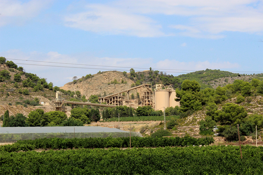 El Supremo rechaza el recurso de Lafarge y la sentencia que da la razón al Ayuntamiento sobre el expediente de restauración del perímetro de la cantera Salt del Llop pasa a ser firme