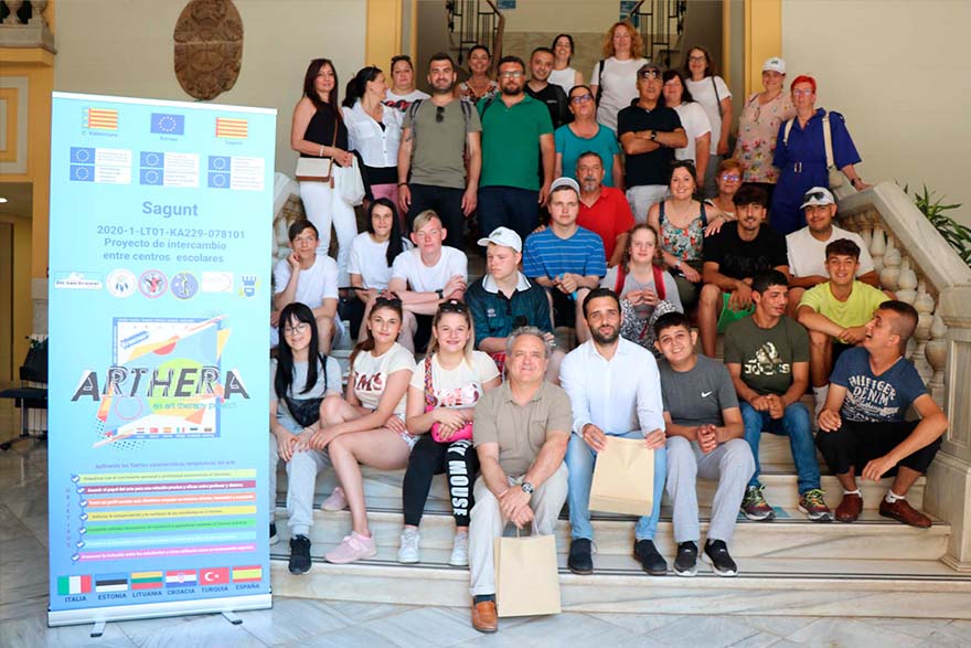 El Ayuntamiento de Sagunto recibe a los alumnos del programa Erasmus+ del CEE Sant Cristòfol