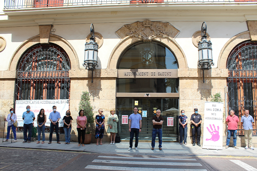 Sagunto guarda un minuto de silencio en señal de condena y repulsa por los presuntos asesinatos machistas perpetrados en Tomelloso, Benajarafe y Tíjola