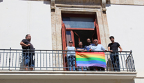 El consistori posa la bandera multicolor en la balconada de l'ajuntament