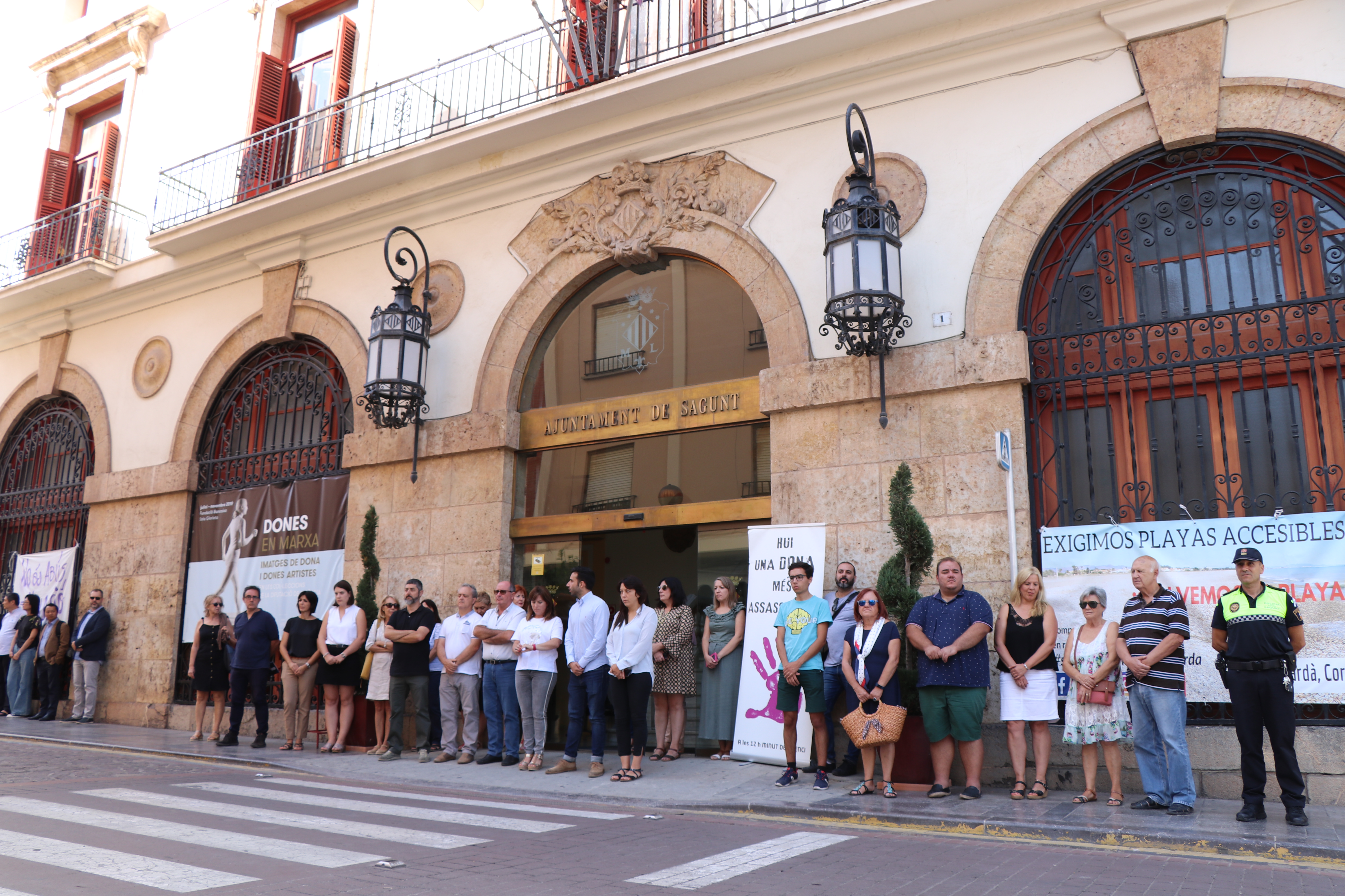 Sagunto guarda un minuto de silencio en señal de condena y repulsa por los presuntos asesinatos machistas ocurridos en Mallorca y Barcelona